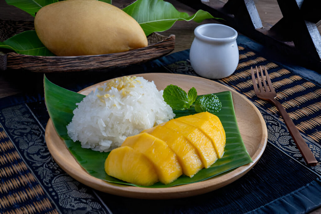 Asian Desserts : coconut sticky rice with mango