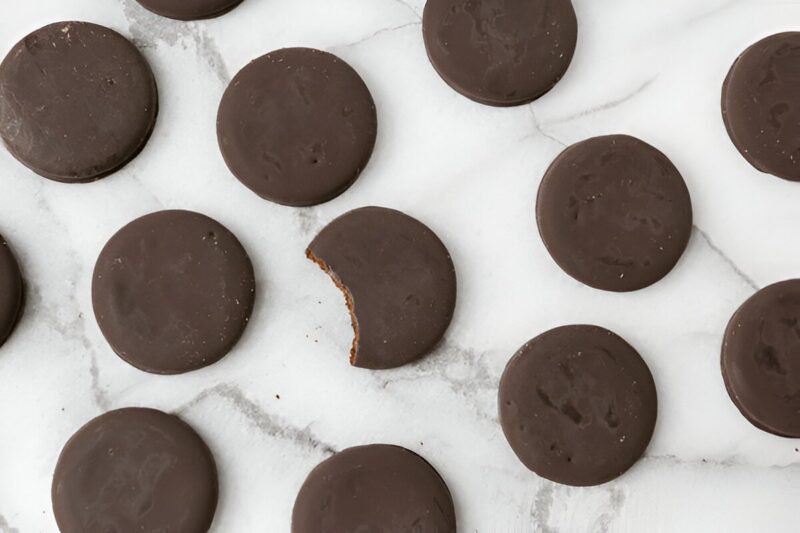 Close-up of crispy chocolate flavour wafer cookies